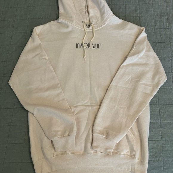 Taylor Swift - The Eras Tour - Hand Heart Hoodie - Picture 1 of 3